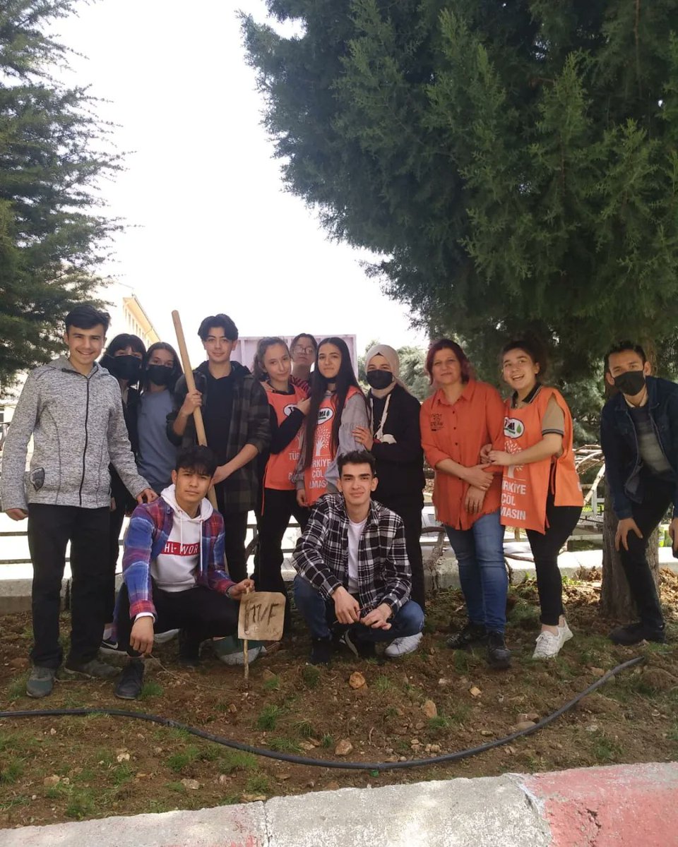 ibrahimcalik46's tweet photo. Okulumuzda bahçe hazırlığı yaptık, sebze üretimine başladık. Bu önemli çalışmada emeği geçen Değerli Öğretmenimiz Filiz RAMAZANOĞULLARI'na ve 11/F Sınıfına teşekkür ederiz. 💚🌱🌳⛏🪓🌳🌱 https://t.co/87U2SABy5I