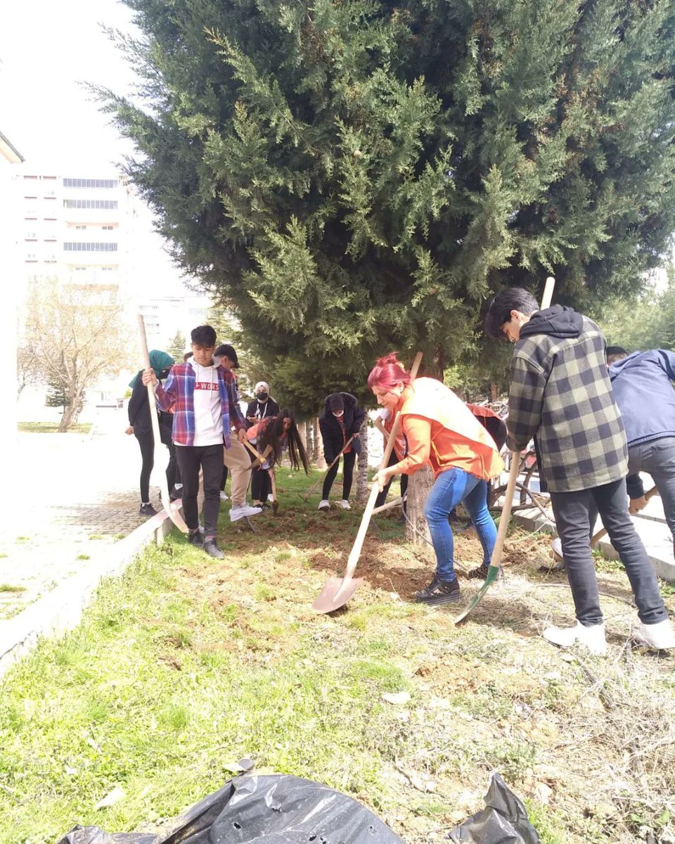 ibrahimcalik46's tweet photo. Okulumuzda bahçe hazırlığı yaptık, sebze üretimine başladık. Bu önemli çalışmada emeği geçen Değerli Öğretmenimiz Filiz RAMAZANOĞULLARI'na ve 11/F Sınıfına teşekkür ederiz. 💚🌱🌳⛏🪓🌳🌱 https://t.co/87U2SABy5I