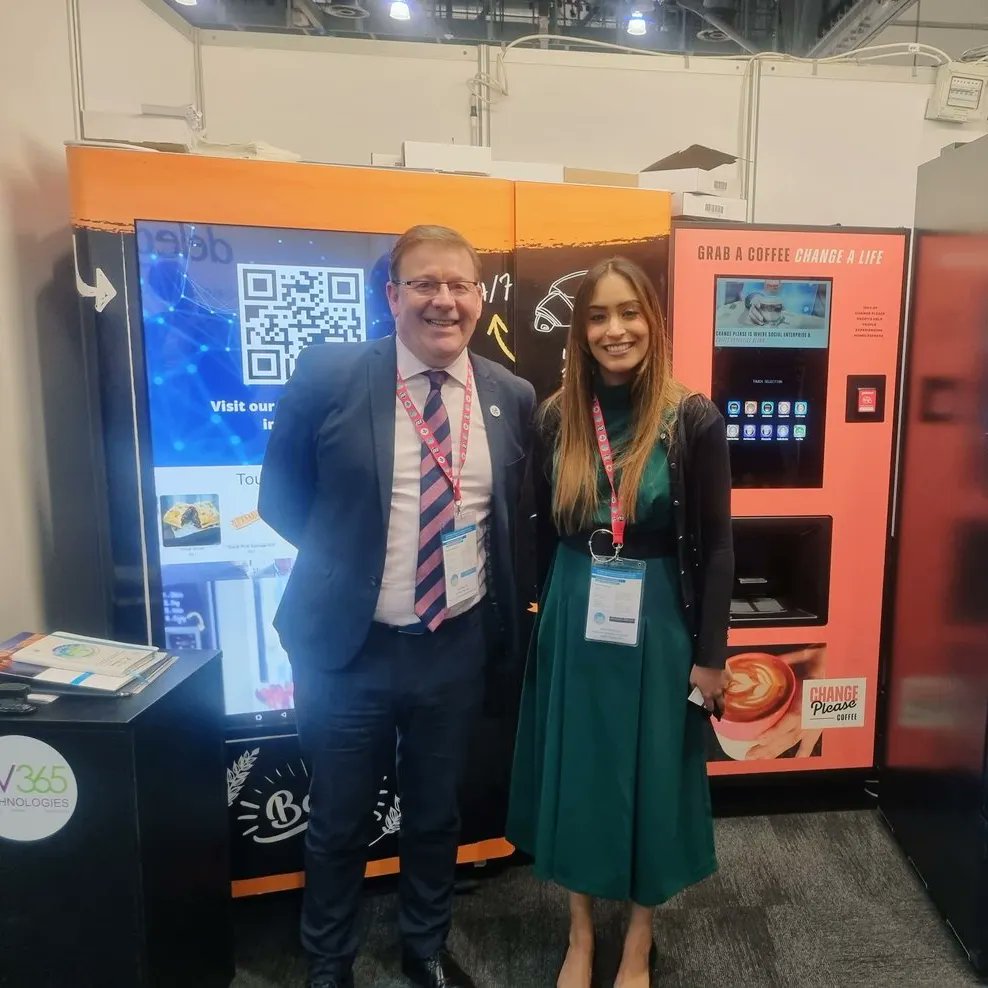 <a href="/SV365TECH/">@bertwallace</a> are another example of WHAT GOOD LOOKS LIKE. Modelled by me &amp; Tim here, their machines make hot croissants, pastries, smoothies, salad bars, chips and pizzas! They are in hospitals.
I tasted it at the HCA conference and it tasted fresh! Well done for your hard work! 👏🏽