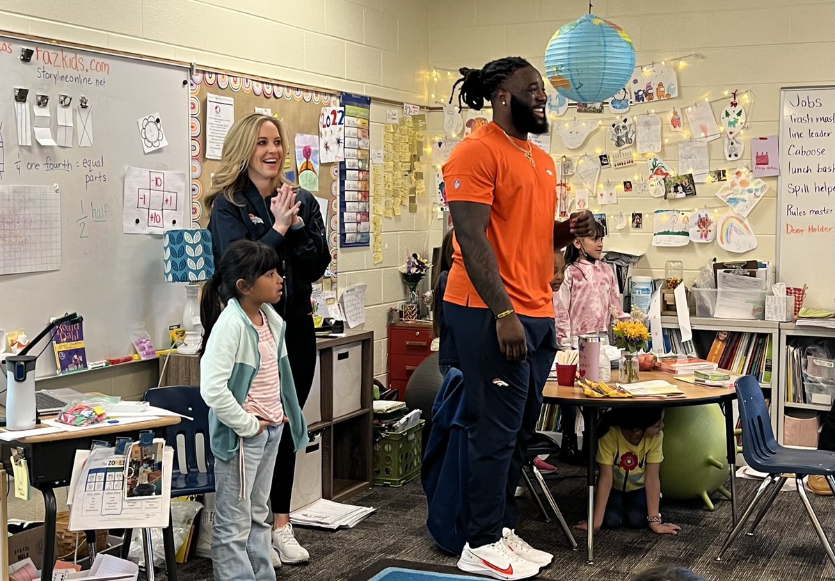 BroncosOffField's tweet photo. Thanks to Crawford Elementary School for hosting @BroncosCheer and @So_Splash for a @Playworks indoor recess visit today!

@Broncos Charities has committed to providing multi-year funding to support @PlayworksCO programming in 30+ @aurorak12 elementary schools 👏 https://t.co/sTilRNby87