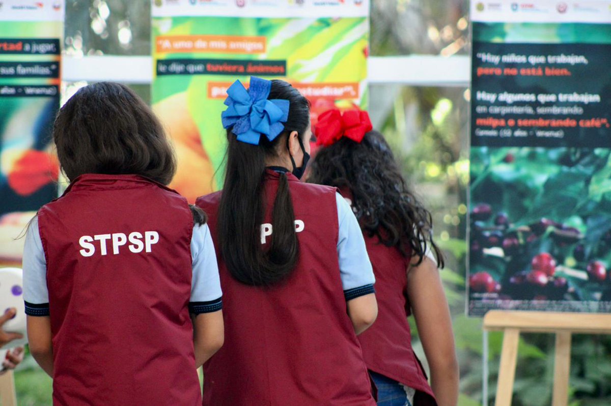 DorhenyCayetano's tweet image. ¡Hola! 
¿Cómo nos va con el calorcito? 
Nosotras realizando actividades a través de las distintas áreas de la #STPSP para la población de #Veracruz. 
Por cierto, todavía tienen hoy y mañana para ir a la Macro Feria “Aprendo a Cuidarme” y ser inspectoras e inspectores del trabajo.