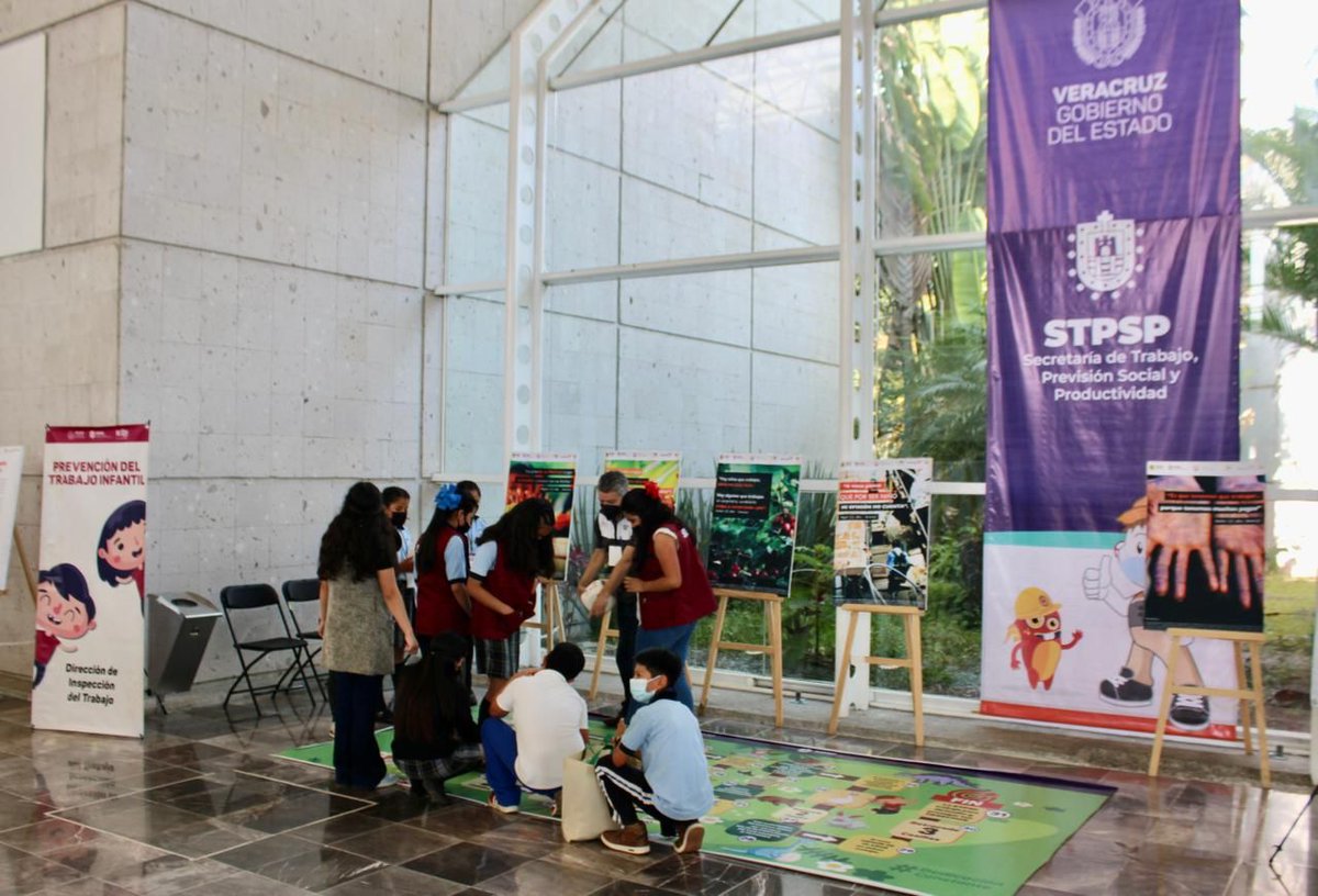 DorhenyCayetano's tweet image. ¡Hola! 
¿Cómo nos va con el calorcito? 
Nosotras realizando actividades a través de las distintas áreas de la #STPSP para la población de #Veracruz. 
Por cierto, todavía tienen hoy y mañana para ir a la Macro Feria “Aprendo a Cuidarme” y ser inspectoras e inspectores del trabajo.