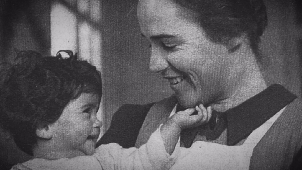 3CatInfo's tweet photo. "Era molt amable, molt simpàtica, i ens feia sentir molt bé", recorda Remei Oliva, probablement l'última dona viva de les que van donar a llum a la Maternitat d'Elna, sobre Elisabeth Eidenbenz https://t.co/YFGtoIdinl https://t.co/GqFUAUxtBL