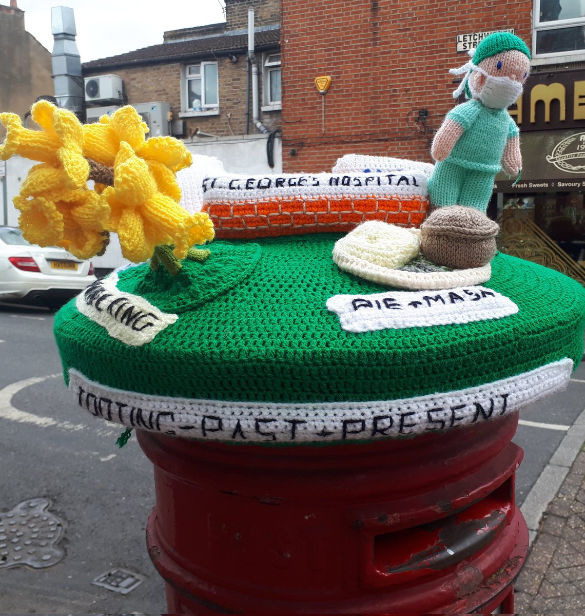 June_Phillips1's tweet photo. Nice to see this on my walk home @MakeTooting @tootingnewsie @StGeorgesUni @StGeorgesTrust #knittingtopia #SW17 🚶‍♀️👩‍⚕️🏥🚶‍♀️ https://t.co/GwtvFck3vC