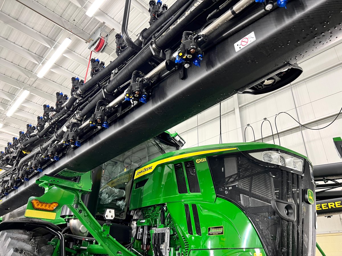LeadingEdgeEq's tweet photo. Sprayer technology updates from @guthland today, with a walkaround of a new #JohnDeere #616R.
#ExactApply #SeeandSpray #Spray22 https://t.co/4UN9K5xluW