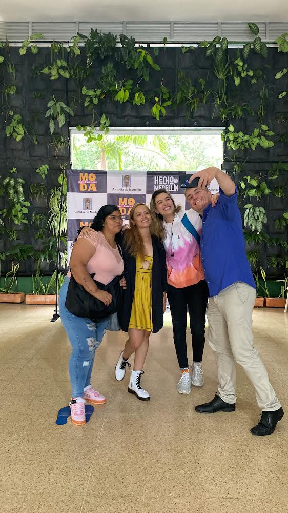 AlcaldiadeMed's tweet image. Hoy culmina una etapa importante para las empresas del programa #ModaAlBarrio.
45 talleres de confección de la ciudad recibieron acompañamiento y asesoría especializada para llevar su emprendimiento a otro nivel.
#MedellínFuturo es la ciudad más fácil para emprender en Colombia.