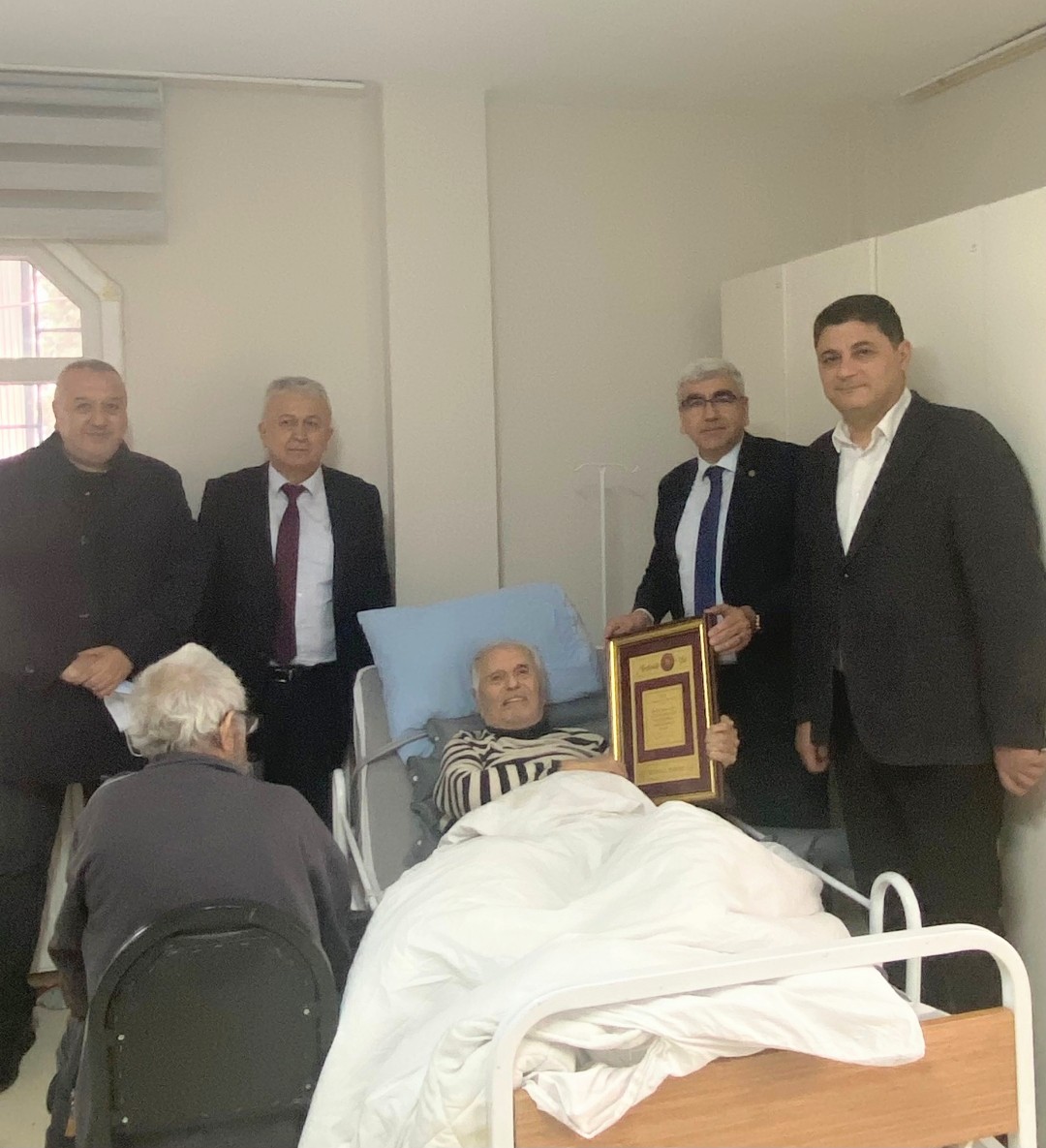 Üstadımız Selahattin KABASAKAL'ı kalmakta olduğu yaşlı bakım evinde Av.Ufuk ÖZKAP,Av.Lütfi TOPRAÇ ve Av.Ali GÜRBÜZ ile birlikte ziyaret ederek hastalığı nedeniyle alamamış olduğu plaketini takdim ettik.