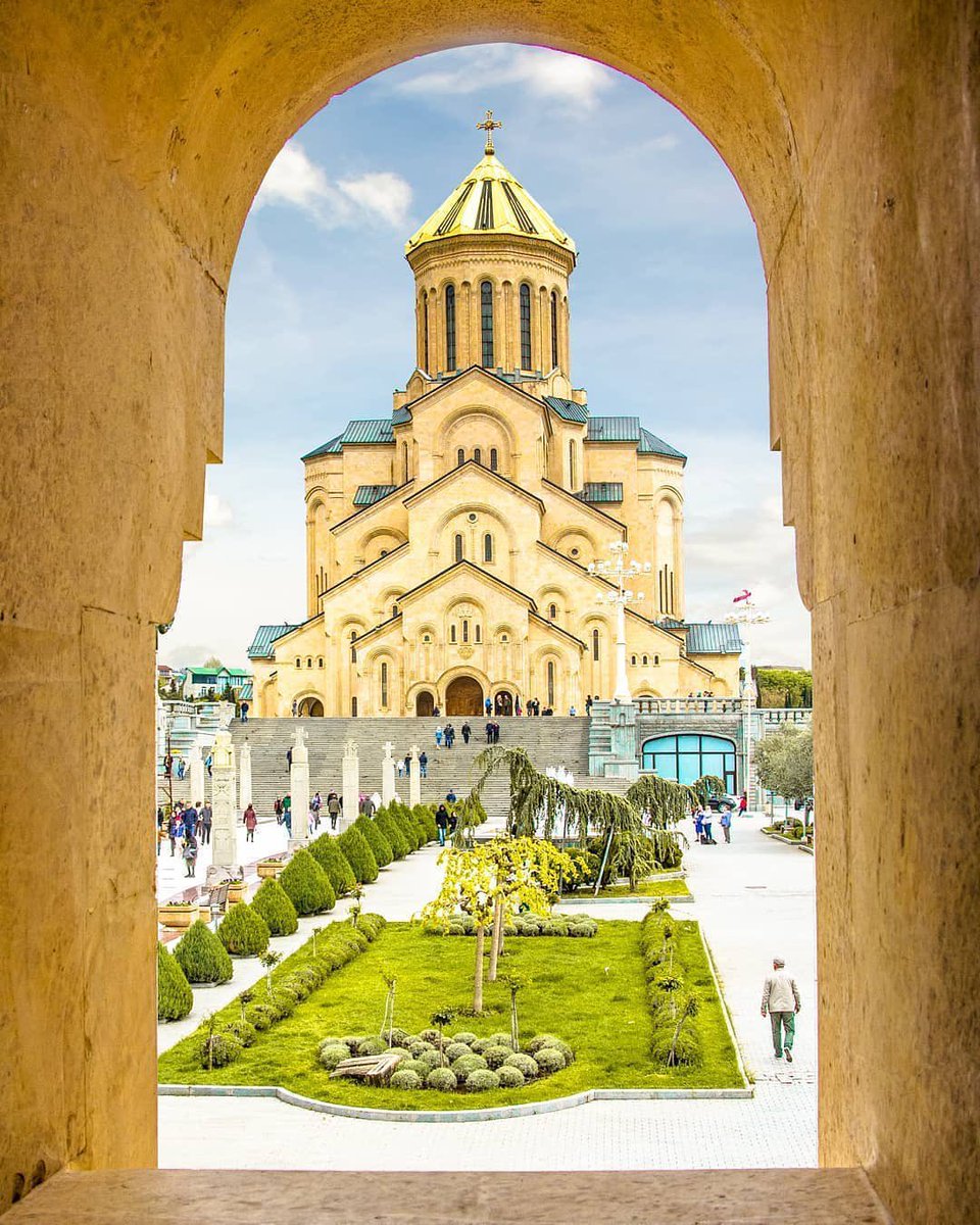 LBDEO_'s tweet photo. Cathédrale de la Sainte-Trinité de Tbilissi, en Géorgie. https://t.co/V3HMqwu1u1