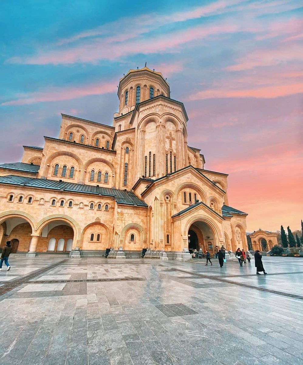 LBDEO_'s tweet photo. Cathédrale de la Sainte-Trinité de Tbilissi, en Géorgie. https://t.co/V3HMqwu1u1
