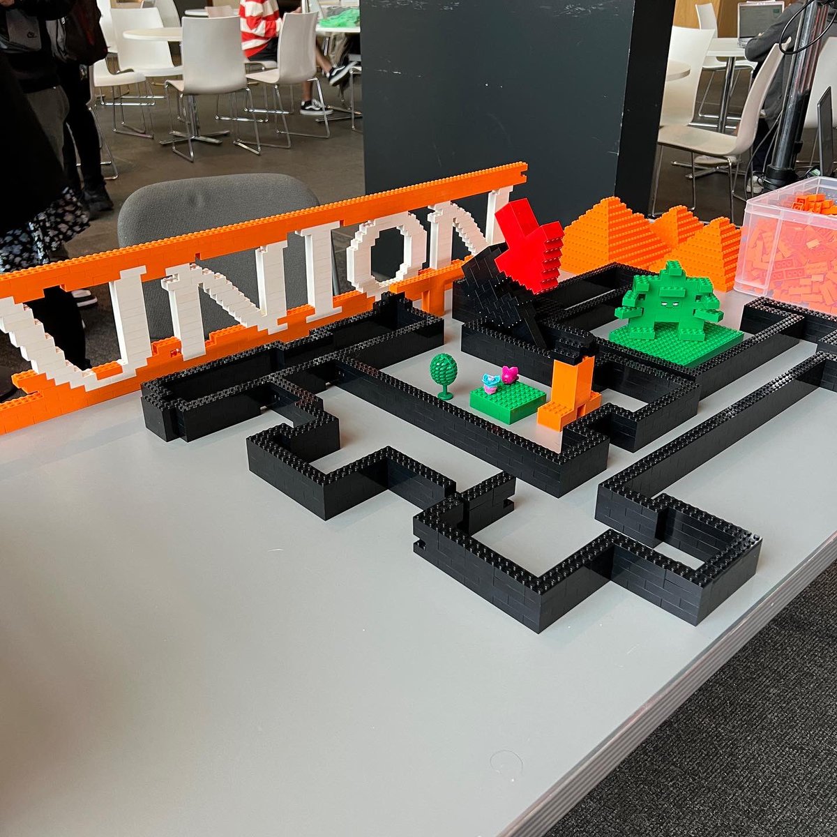 Some more photos from our @oxford_brookes University visit today for an afternoon of “stress less” LEGO brick related activities, with a nice union logo build and some very interesting looking ducks! 🤣🦆

#lego #legoevent #oxfordbrookesuniversity #stressless
