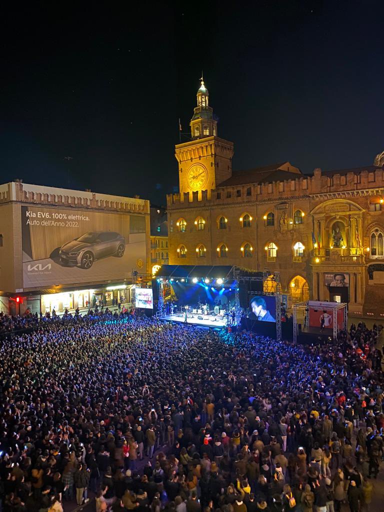 #Bologna è per la pace e per l’Ucraina questa sera  🎸🌈🇺🇦 

Grazie 🙏 

👉 Ognuno di noi può fare la propria parte donando 2 euro con un sms al 45533 dal proprio cellulare e 5 o 10 euro chiamando lo stesso numero da rete fissa.

Adesso #ToccaANoi