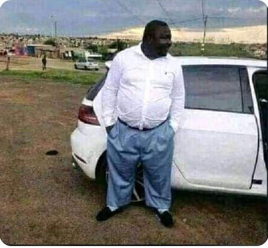 JackieKizito's tweet photo. Eyalidde ez'enkuba azuuse! Abalimi bagenda kumutwaala mu kkooti enkulu essaawa yonna😅😅🤣
#SalaPuleesa #Nzija https://t.co/EzblrZCnLj