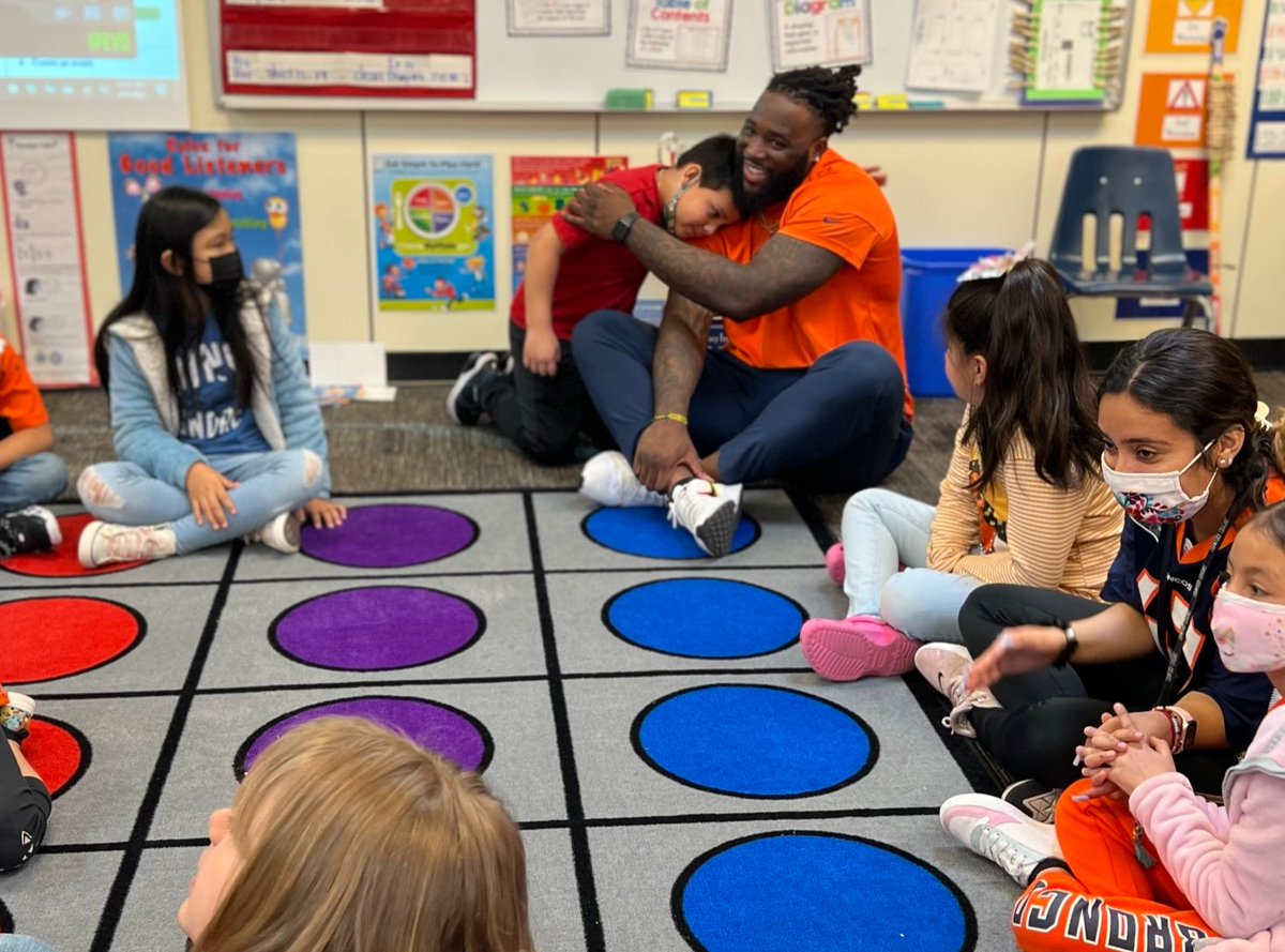 BroncosOffField's tweet photo. Thanks to Crawford Elementary School for hosting @BroncosCheer and @So_Splash for a @Playworks indoor recess visit today!

@Broncos Charities has committed to providing multi-year funding to support @PlayworksCO programming in 30+ @aurorak12 elementary schools 👏 https://t.co/sTilRNby87