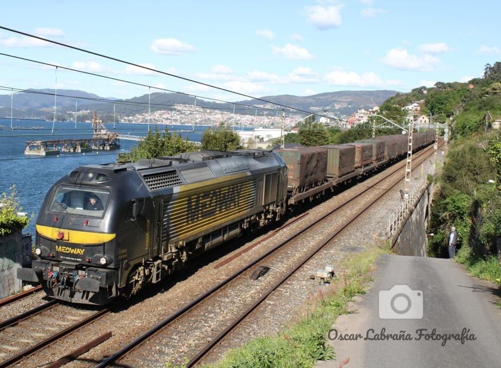 Desde fai uns meses, a compañía lusa Medway, pasoulle a dar tracción aos trens de Tramesa. Na imaxe, o Tramesa Sagunto -Vigo Guixar, aproxímase a destino bordeando a Ría de Vigo.
03-04-2022