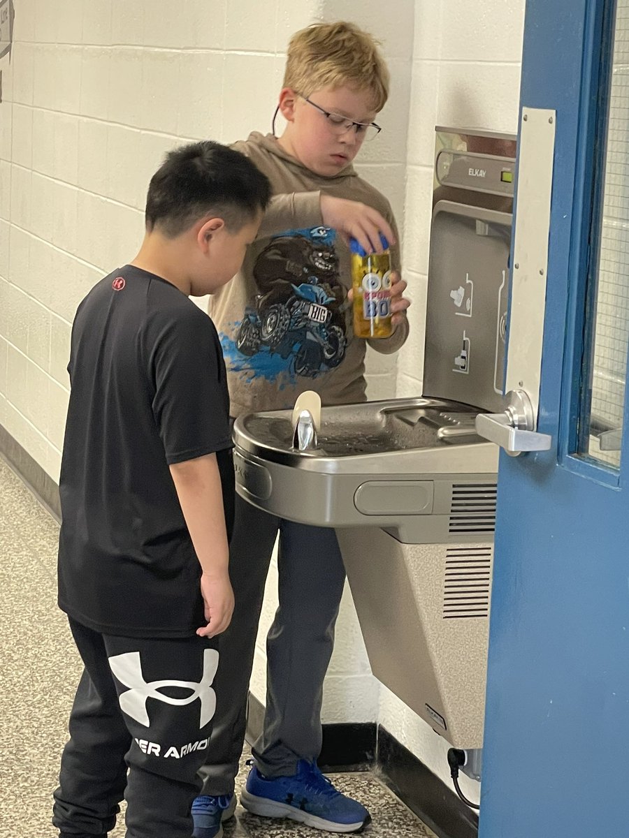 I love when I catch students @LindeneauSchool helping others without being asked. Caught this 5th grader helping a 1st grader fill his water!  #KindnessMattersAlways #shinebrightedison