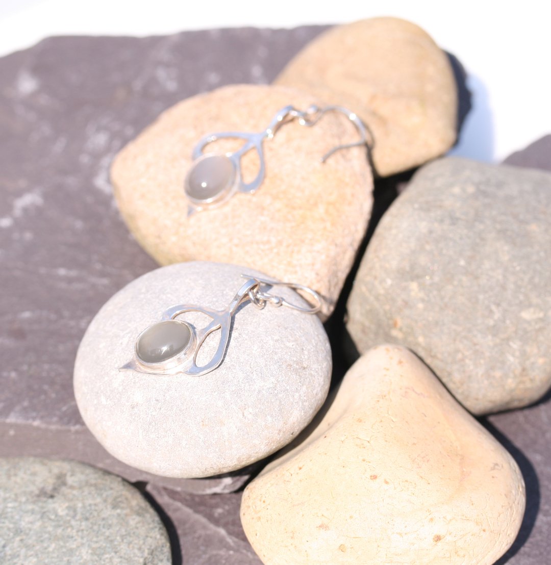 KlaarSmith's tweet photo. With rain one moment or even snow, and the sunshine the next It can be tricky to find earrings that you will want to wear every day. These shiny hook earrings are inspired by flowers and feature beautiful yet subtle grey #Moonstones💎
#earrings
#silverearrings https://t.co/syKtyjfT35