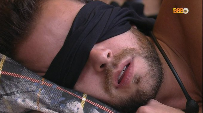 EuToIndiginado's tweet photo. A jantada foi tão boa que Gustavo foi dormir ao estilo Bird Box depois de deixar a Natália sem argumento e se mordendo sozinha kkkkkk

#BBB22 #RedeBBB https://t.co/BNKykWlVx6