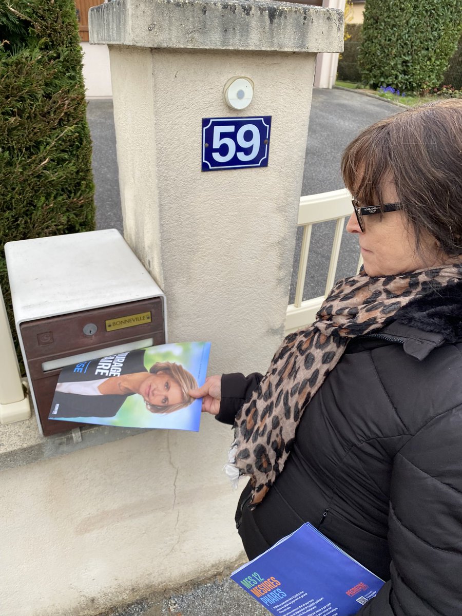 Pecresse87's tweet photo. Nous étions ce soir à Panazol pour porter notre projet présidentiel. Hausse des salaires, baisse des impôts, retour de l’ordre républicain, défense de la famille, projet patriote et européen… nous donnons tout dans la dernière ligne droite jusqu’à la victoire ! 🇫🇷 #Pecresse2022 https://t.co/0aMZDZa4pC