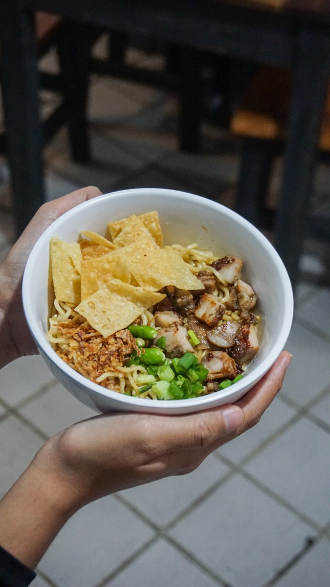 dimalangaja's tweet photo. #dimalangajasukun Ngidam Mie Malang
📍 Jl. Sigura-gura Barat No. 43
⌚️ 11.00 - 21.00 (normal)
      Jumat 13.00 - 21.00 (normal)
       15.00 -  22.00 (ramadhan)
💰 12 - 25 rb
🛵  Shopee, go/grab food

#dimalangaja #malang #kuliner #kulinermalang #kulinermlg #umkm #umkmmalang https://t.co/7wvItvQosL
