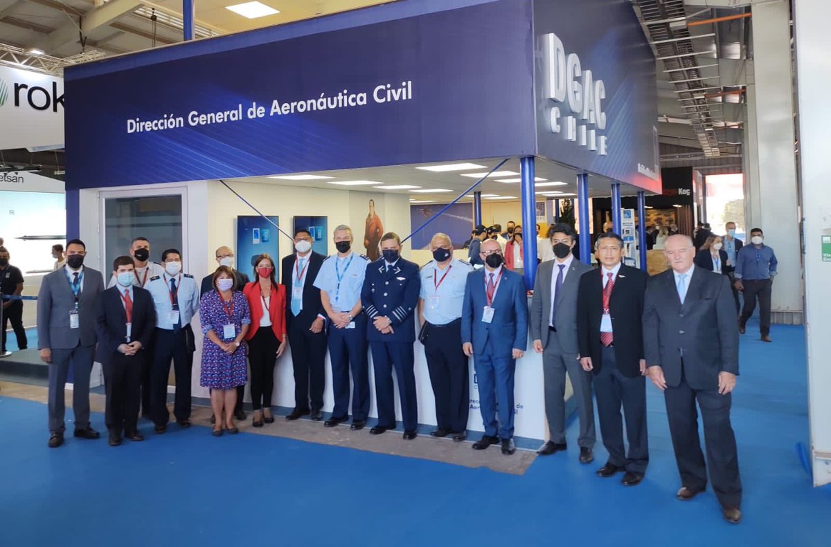 DGACChile's tweet image. Autoridades aeronáuticas extranjeras  junto al Comandante en Jefe de la @FACh_Chile, al Presidente y Secretario General de la CLAC y Director General #DGAC en el Stand de la @DGACChile en #Fidae2022