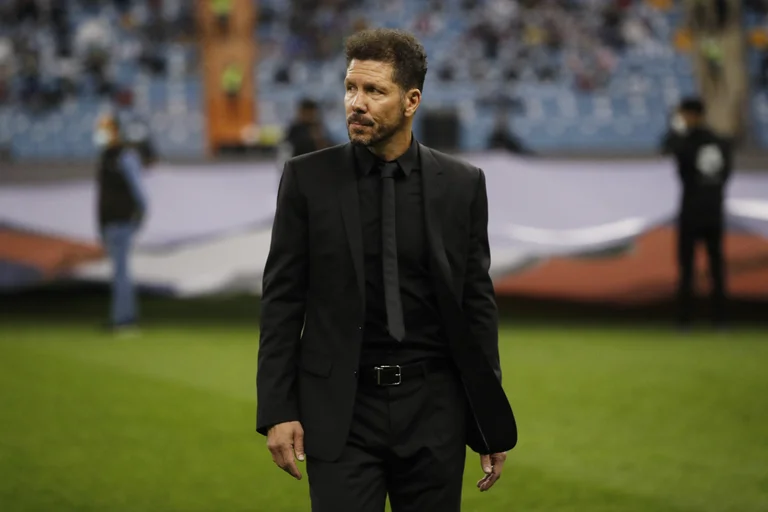LuigiCalabor's tweet photo. Igual me caerán palos. Pero la primera parte del Atlético de Madrid en el Etihad es una exhibición colosal del Cholo Simeone.

Recibir 0 tiros a puerta ante este Manchester City en 45 minutos. Qué injusto que se infravalore esto.

Defensivamente, uno de los partidos del año. https://t.co/NYsHx1QoeH