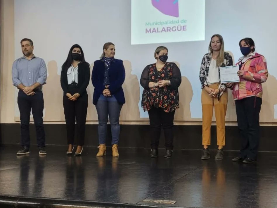 EmilceVegaEOK's tweet photo. 👩🏼🎓 ENTREGA DE CERTIFICADOS DE CURSOS DE EMPLEO
📢 En Malargüe entregamos los certificados de finalización de los cursos de camarero/a, frontOffice, house keeping, atención al cliente y manejo de quejas.
¡Felicitaciones a quienes se egresaron!
#ProgramaEnlace
#ProgramaEnlazados https://t.co/9mAJjBffdP