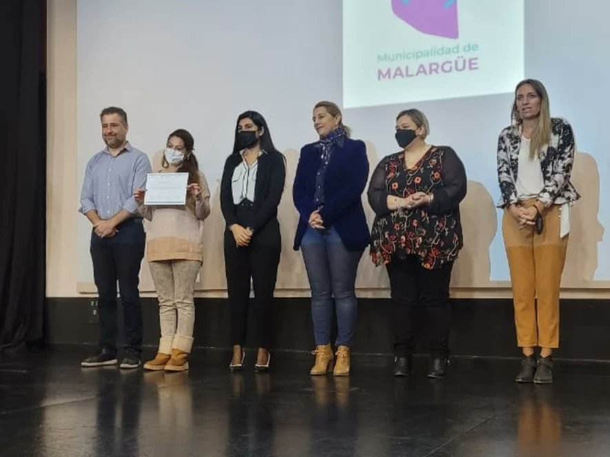 EmilceVegaEOK's tweet photo. 👩🏼🎓 ENTREGA DE CERTIFICADOS DE CURSOS DE EMPLEO
📢 En Malargüe entregamos los certificados de finalización de los cursos de camarero/a, frontOffice, house keeping, atención al cliente y manejo de quejas.
¡Felicitaciones a quienes se egresaron!
#ProgramaEnlace
#ProgramaEnlazados https://t.co/9mAJjBffdP
