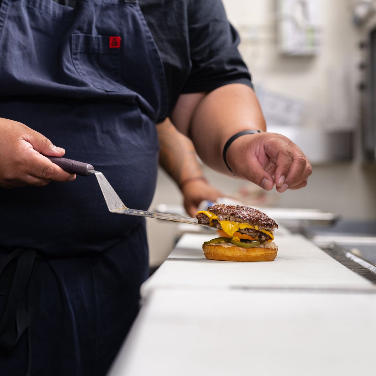 HOT OFF THE GRILL: The Deluxe Burger crafted by the burger boss himself! #umami x #alvincailan

Smashed Double Patties, Dashi Onions, American Cheese, Pickle Chips, Mustard, Ketchup on a Squishy Bun