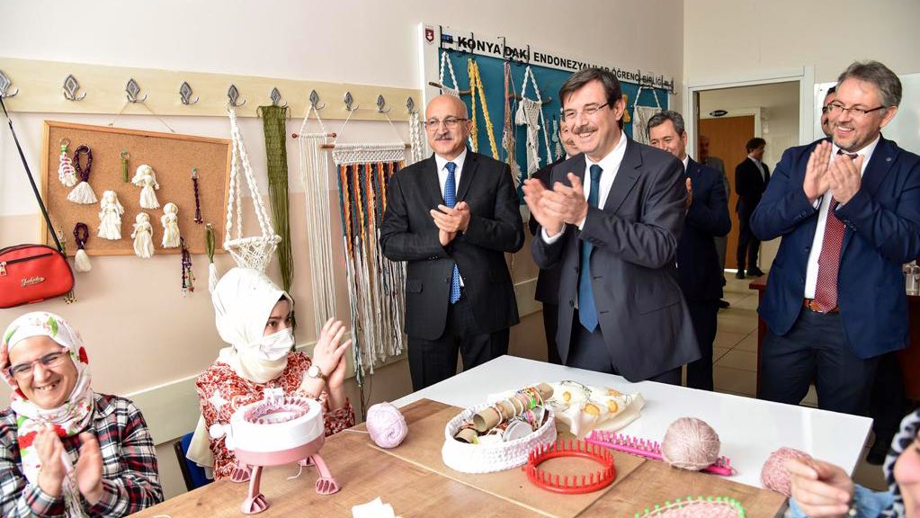 mebhbogm's tweet photo. Genel Müdürümüz Sabahattin Dülger, AB Türkiye Delegasyonu Temsilcisi Büyükelçi Nikolaus Meyer-Landrut ve UNHCR Türkiye Temsilcisi Philippe Leclerc, proje kapsamında Konya’daki halk eğitimi merkezlerini ziyaret ettiler. 
📌 https://t.co/t2TCgBThdh
@sdulger43 
@yilmaznazif 
@tcmeb https://t.co/qcYjIZOTJu