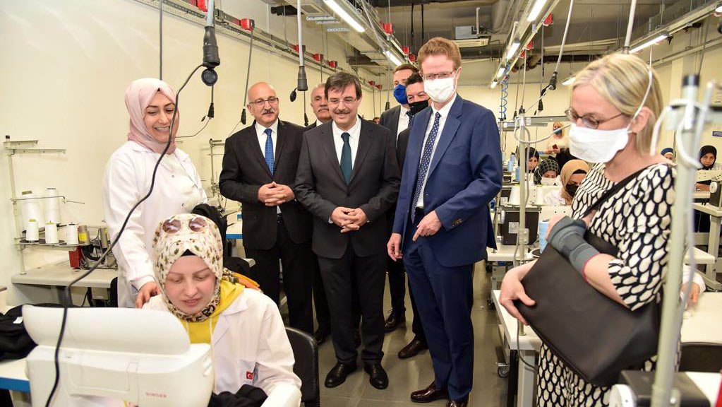 mebhbogm's tweet photo. Genel Müdürümüz Sabahattin Dülger, AB Türkiye Delegasyonu Temsilcisi Büyükelçi Nikolaus Meyer-Landrut ve UNHCR Türkiye Temsilcisi Philippe Leclerc, proje kapsamında Konya’daki halk eğitimi merkezlerini ziyaret ettiler. 
📌 https://t.co/t2TCgBThdh
@sdulger43 
@yilmaznazif 
@tcmeb https://t.co/qcYjIZOTJu