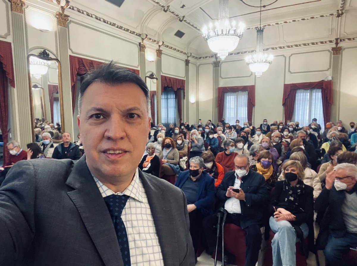 JoaquimBoschGra's tweet photo. Lleno completo en la presentación de "La patria en la cartera" en Castelló. Sin corrupción nuestro nivel de vida sería superior a la media europea, con mejores servicios públicos y sin bolsas de pobreza. Se presenta en Alacant este jueves 7, 19 h, Seu Universitària,Sant Ferran 40 https://t.co/muYd88tcmu