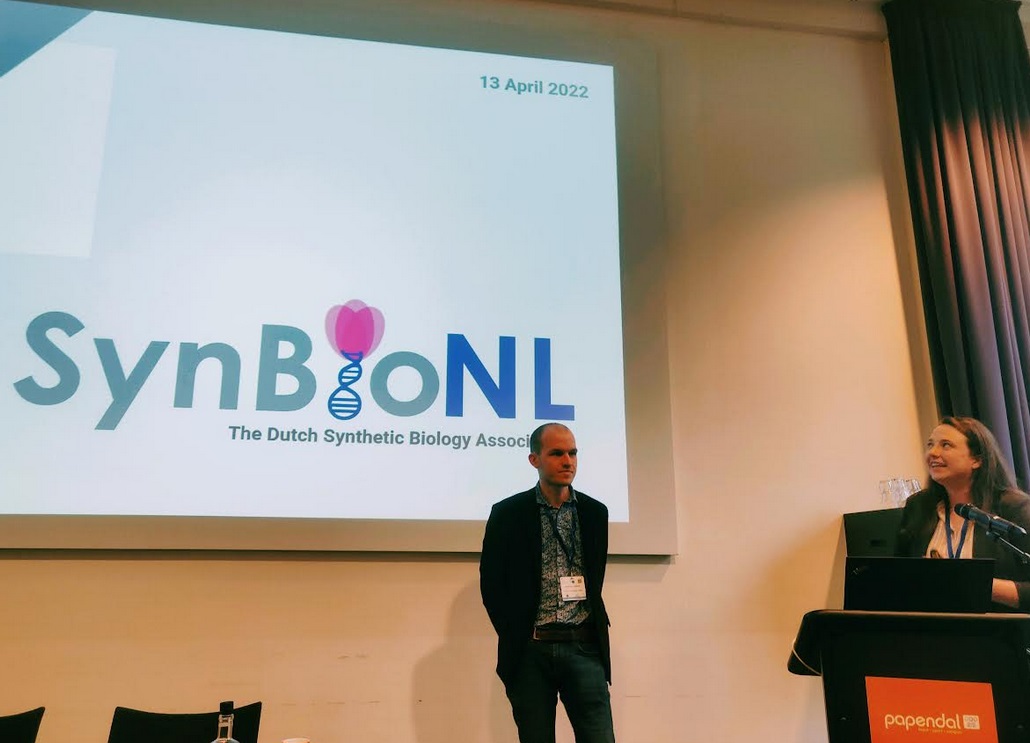 PabloINik's tweet photo. The #SynBio session of #SSM22 #knvm @KNVM_online comes to an end with @MECrooijmans & @lubbers_maarten introducing @SynBio_NL (cool science, lovely logo 🌷) https://t.co/ZIfW1qPcf7