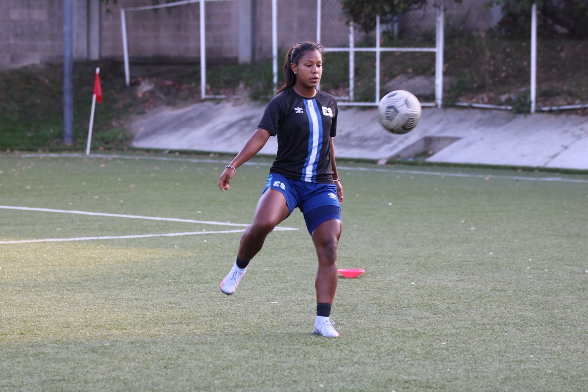 🏃‍♀️⚽️🇸🇻| La Selección Femenina Mayor realizó su práctica vespertina en la cancha #1 del Complejo Deportivo #FESFUT

#ElSalvador🇸🇻