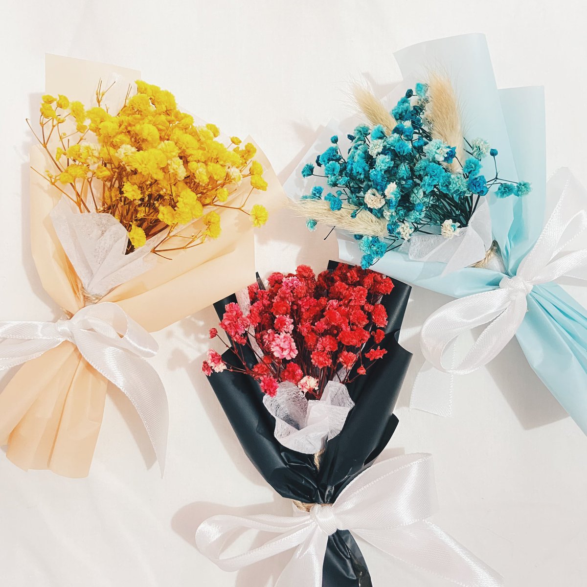 dlitterae_'s tweet photo. Brighten up someone’s day with our colorful miniature bouquet.

And yes, it comes with a typewritten letter. 💌

#dlitterae #typewrittenletters #driedflowersph #giftideasph #giftshopph https://t.co/mGiMDzYJMp