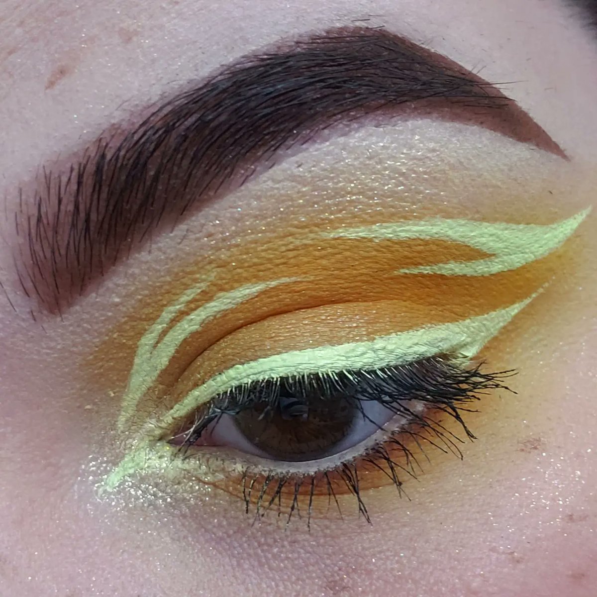 eyelinerkillz's tweet photo. so i got myself a citrus friend 🍋
.
.
.
.
#makeup #makeupartist #mua #motd #yellow #yellowmakeup #cavetown #lemonboy #lyrics https://t.co/mnoIY3f5jv