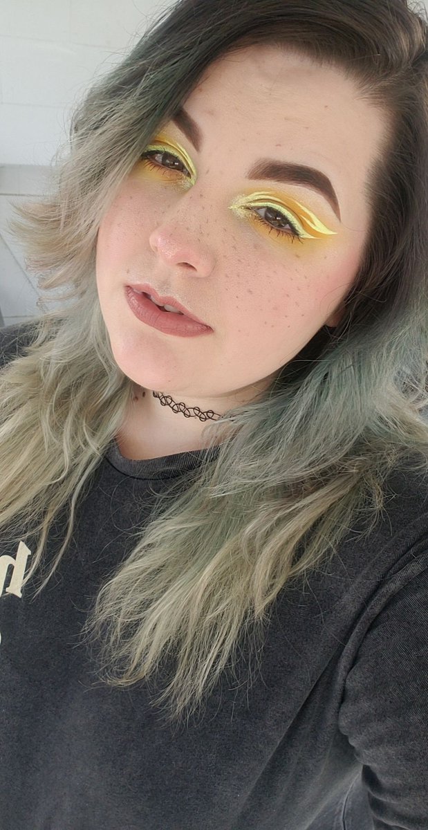eyelinerkillz's tweet photo. so i got myself a citrus friend 🍋
.
.
.
.
#makeup #makeupartist #mua #motd #yellow #yellowmakeup #cavetown #lemonboy #lyrics https://t.co/mnoIY3f5jv