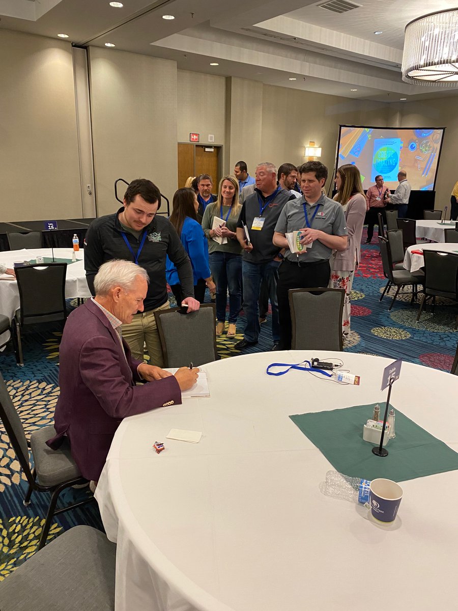 GregMGraves's tweet photo. Thank you to the Mid America ESOP Association for asking me to speak today and thanks to so many who brought or picked up books for me to sign today. An honor. #CreateAmazing https://t.co/IDen3gvbPh