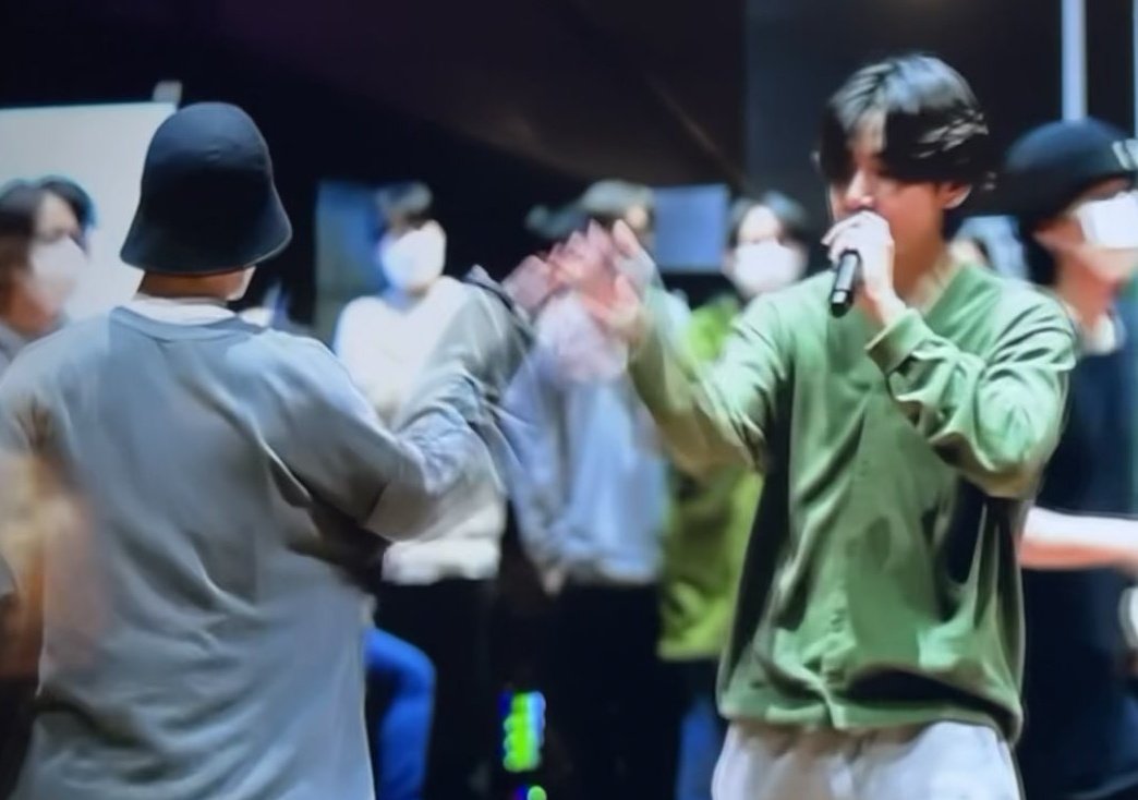 kimthver's tweet photo. taekook high fiving 🤍 https://t.co/w8PapTcKCP