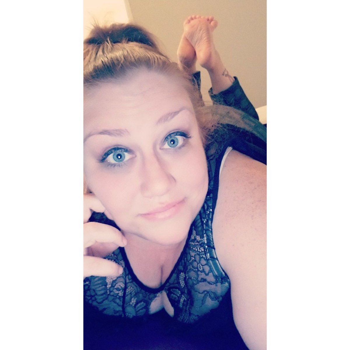 ToetallyKate's tweet photo. If he’s got multiple accounts.. fuck it I should too right?? #hesetthebar #barefeet #bbw #footlovers #feetaredope https://t.co/0ipDL6hhsW