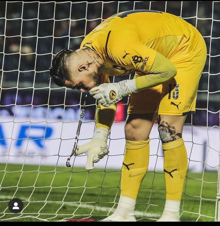 bebygonza20's tweet photo. Imagínate que toquen y tiren una cosa que es sagrado para vos!!! Eso no se hace ni kachiaihape!!! Fuerza Jean 💪🏻 https://t.co/Z0pW59bOPT