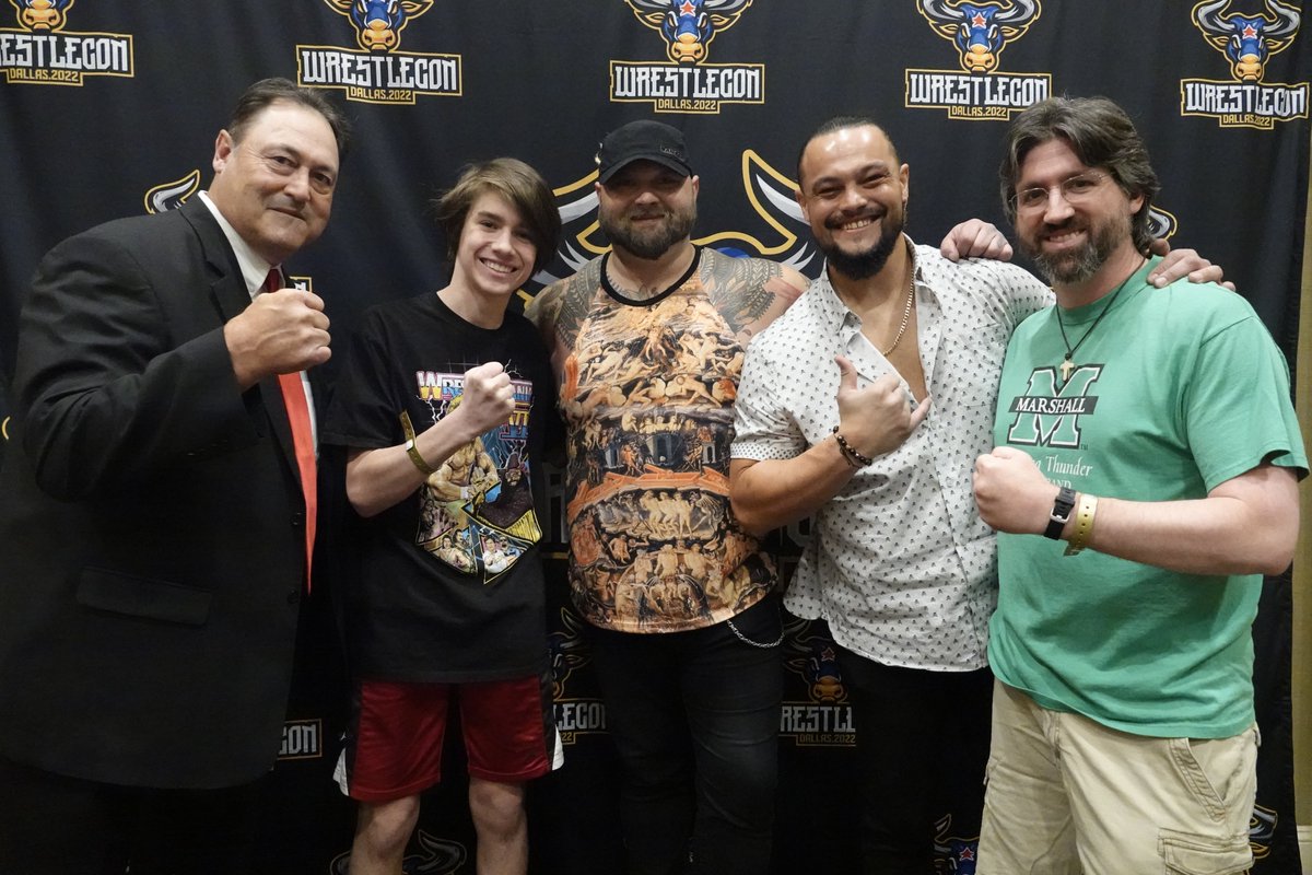 A chance to get a photo-op with the Rotunda family all together at @wrestlecon? Yes, please! @Windham6 @TaylorRotunda #MikeRotunda #BrayWyatt #BoDallas #WrestleCon #MyWrestleConMoment
