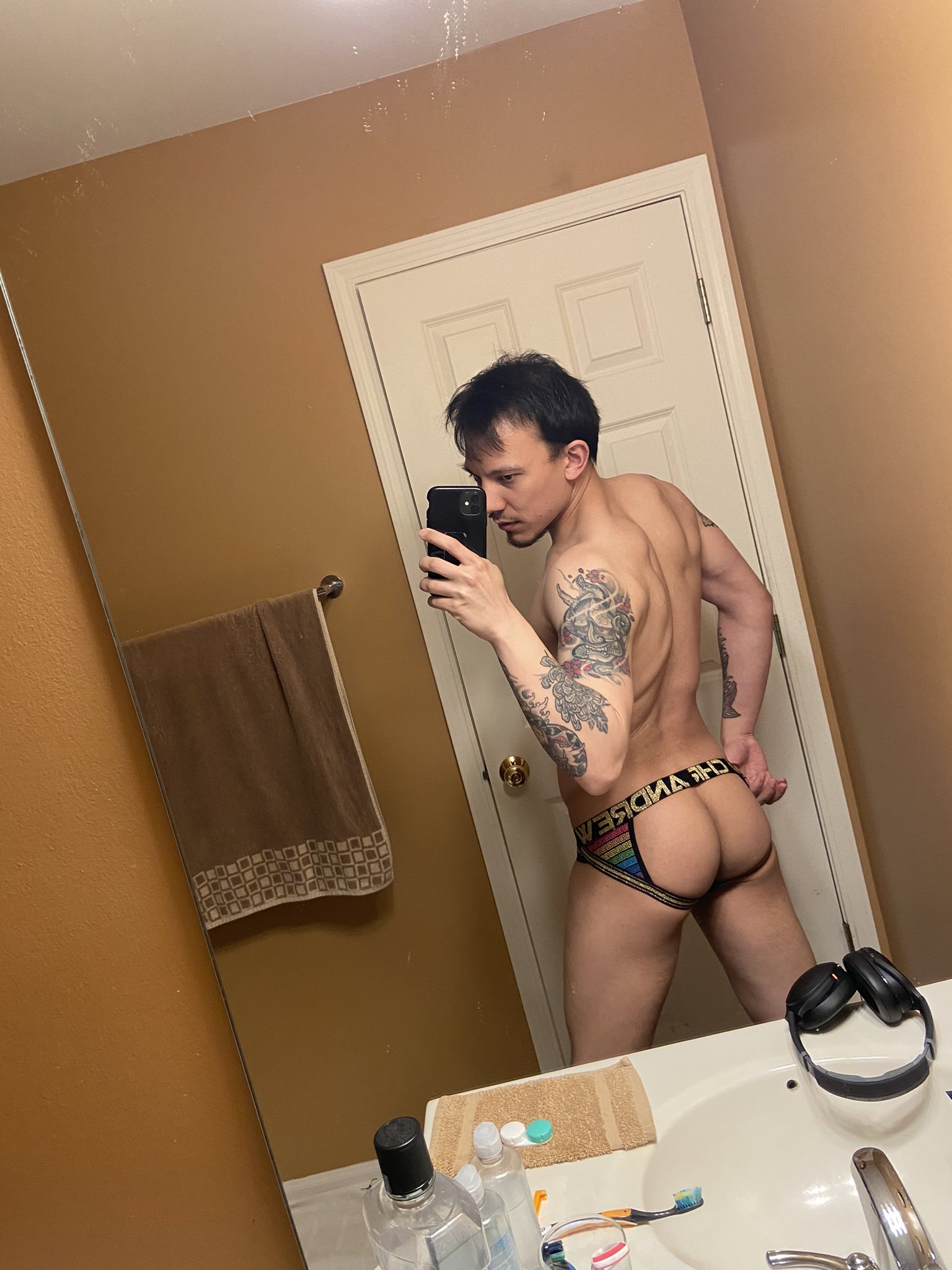 2 pic. Jock or briefs? ? #LGBTQIA #gay #bi #nsfwtwt #horny #dm https://t.co/GpsstB1f49