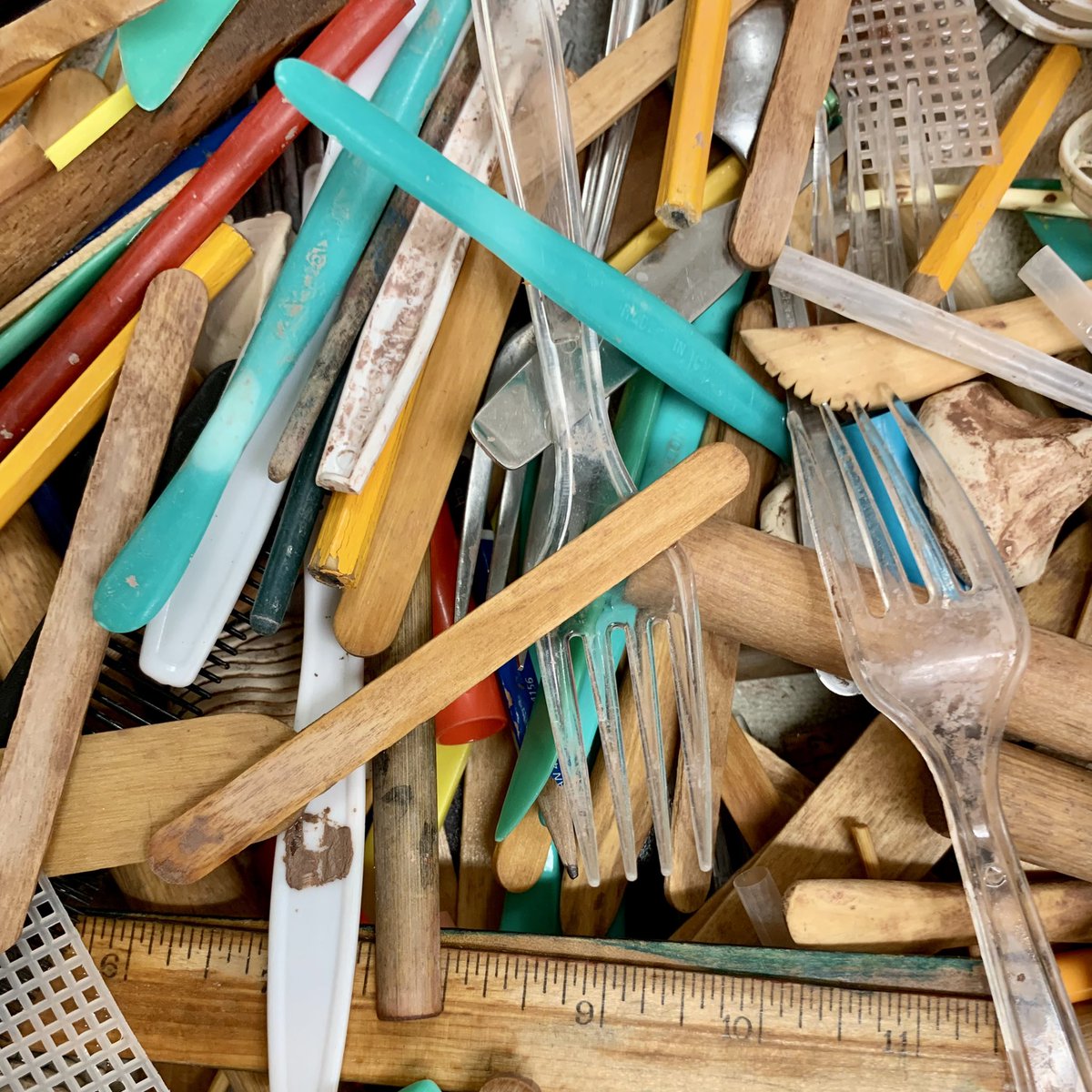 Les outils sont propres et l'argile est dans le four ! Passons au vitrage de nos projets d'argile après les vacances de printemps. #claydays #KWBpride @APSArts https://t.co/gBE0yg5lTP