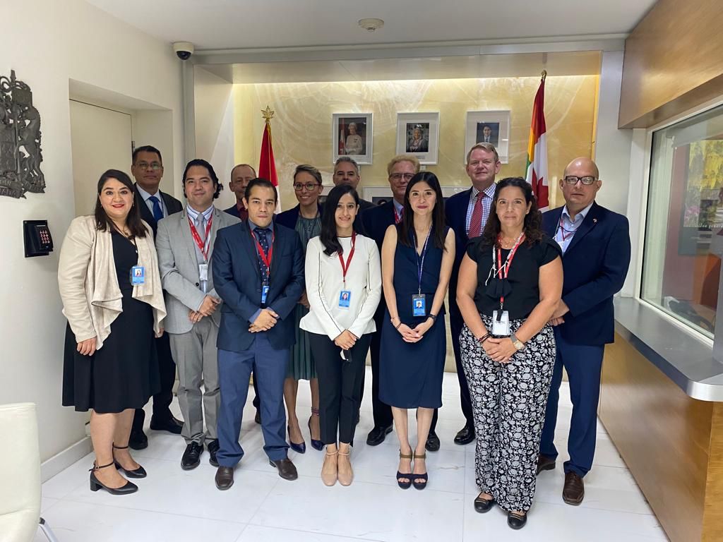 GClark_CA's tweet photo. Fue un enorme gusto poder por fin ver en persona a nuestro increíble equipo en #Guadalajara @ConsulGDL, así como entregar reconocimientos a @jcmunoz_jc, Clara Durán y Fernando Baños.   
 
¡Gracias por su labor excepcional! #Jalisco https://t.co/bup3CGjgde