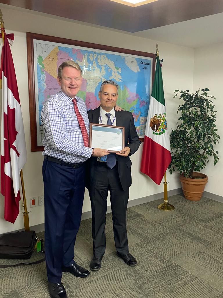 GClark_CA's tweet photo. Fue un enorme gusto poder por fin ver en persona a nuestro increíble equipo en #Guadalajara @ConsulGDL, así como entregar reconocimientos a @jcmunoz_jc, Clara Durán y Fernando Baños.   
 
¡Gracias por su labor excepcional! #Jalisco https://t.co/bup3CGjgde