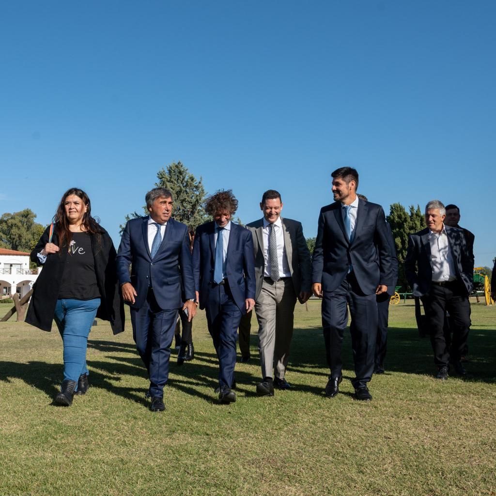 gustavoflopez's tweet photo. Junto al directorio de @ENACOMArgentina estuvimos en la provincia de La Pampa con su gobernador @ZiliottoSergio. Repasamos los logros en conectividad y anunciamos nuevas obras de redes. Entregamos 4 mil tablets para garantizar el acceso igualitario a para las y los pampeanos. 🌐 https://t.co/yMeF17rRFm