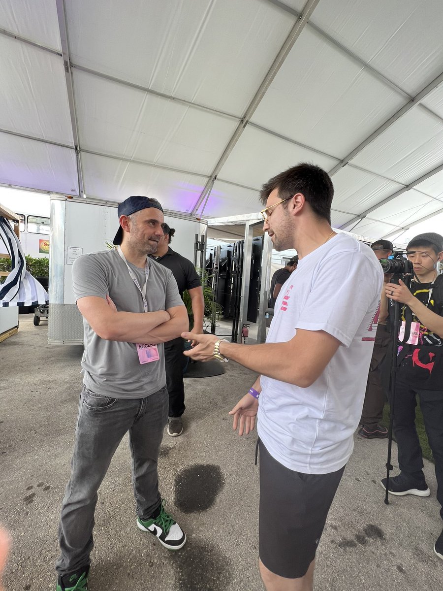 RyanEver's tweet photo. Got to pitch the one and only @garyvee today ☝🏻 https://t.co/eSjFezZhcW