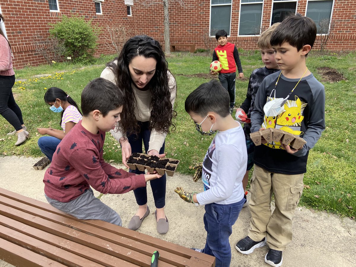 agmteach's tweet photo. Time for spring planting with the Dirt Dogs Garden Club!#LCPSlegacy #dirtdogs https://t.co/8938VbFdzM