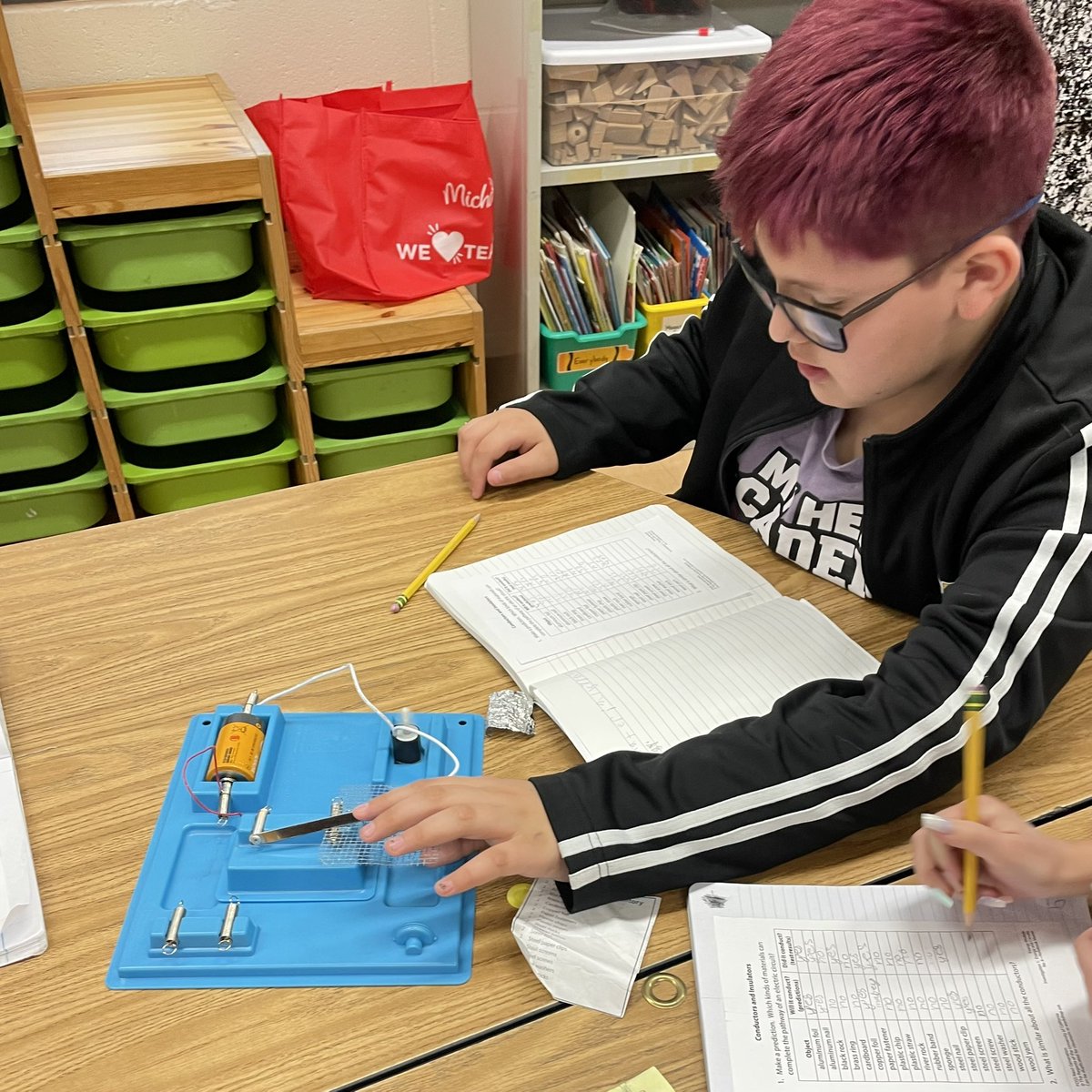 SFAS3_4Grade's tweet photo. Today we investigated which types of materials transfer energy. Tomorrow we’ll look at the results and learn about conductors and insulators. #sfas @IISSFAS https://t.co/bKbBIxFvAS