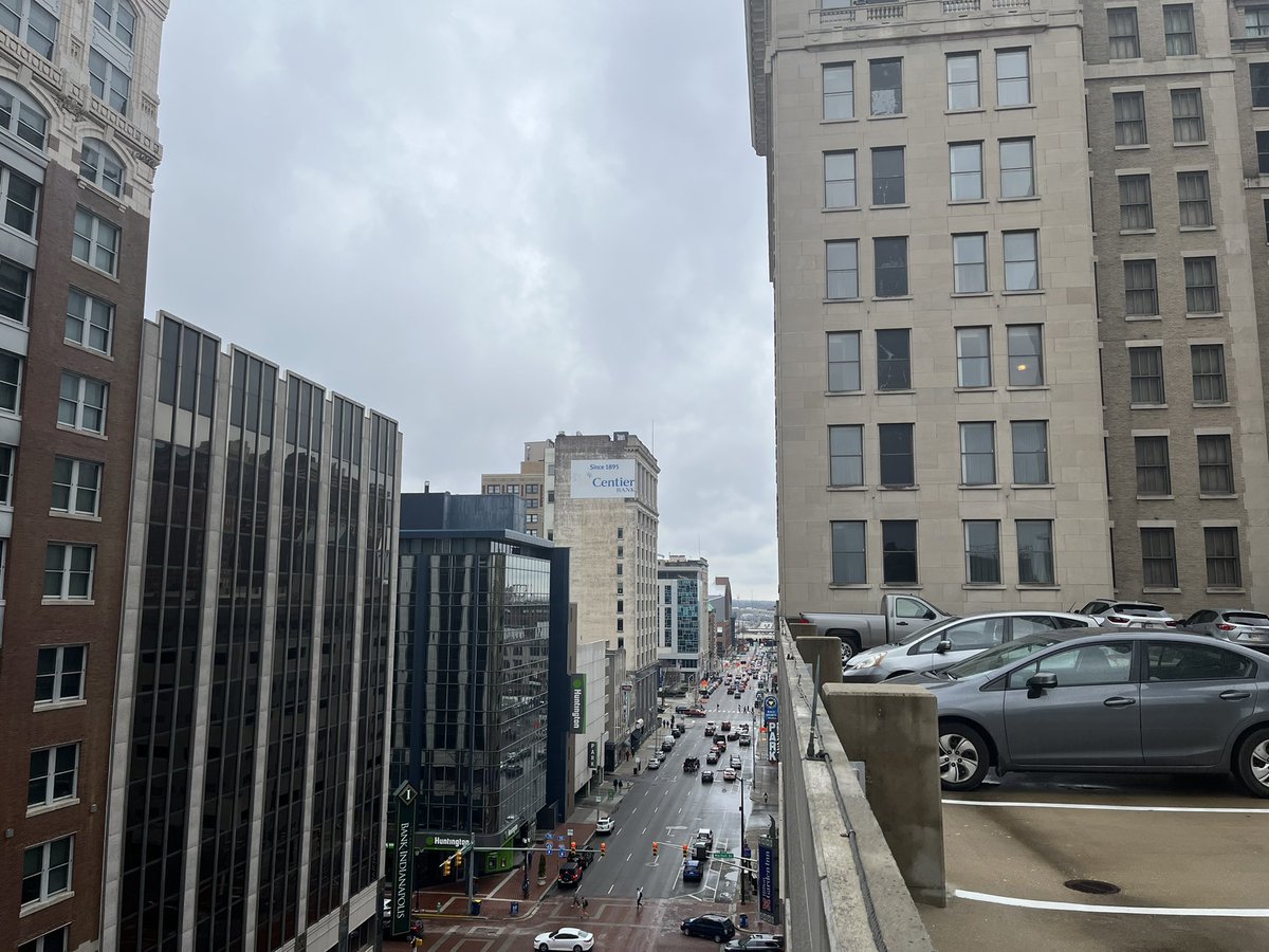 susannataft's tweet photo. Most of my coworkers are annoyed when they have to go 9 floors up in the garage to find a parking spot. To me, it’s happy proof that the downtown office market is making a comeback. 💪 The Salesforce Tower was hoppin’ today. https://t.co/4squj5tejs